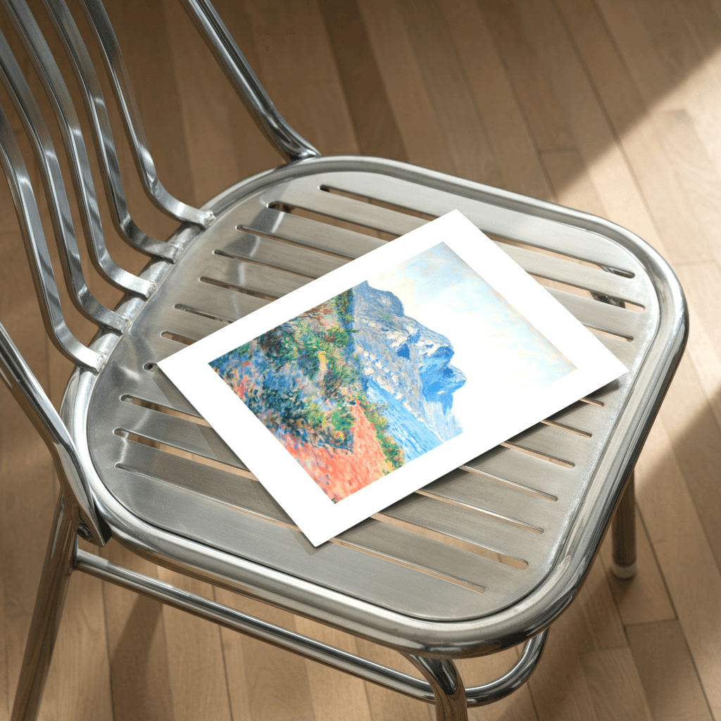 Bergblick Poster Frühling auf einem modernen metallischen Stuhl mit natürlichen Holzböden