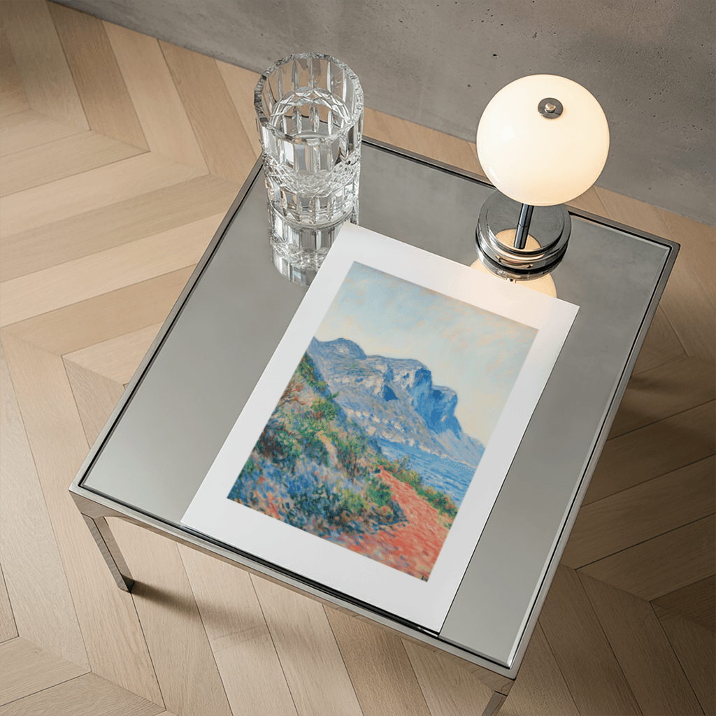 Bergblick Poster Frühling auf einem Tisch neben einer Lampe und einem Glas Wasser