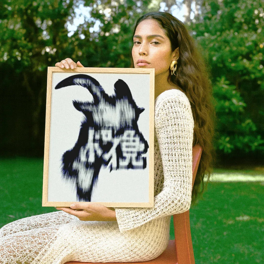 Bergziege Poster in einem Holzrahmen, gehalten von einer Person im Freien