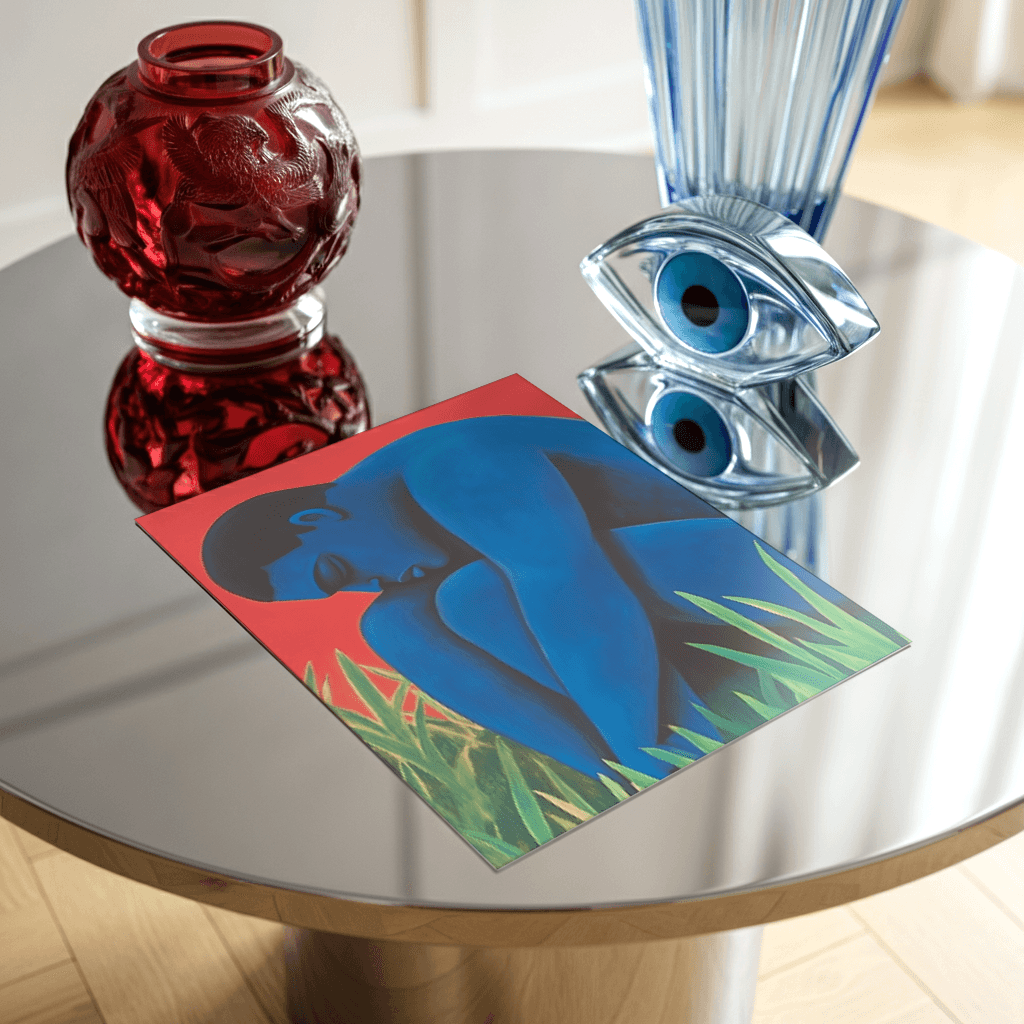 Blauer Riese Poster von The Secret Gallery auf einem Tisch mit reflektierendem Glas und dekorativen Elementen