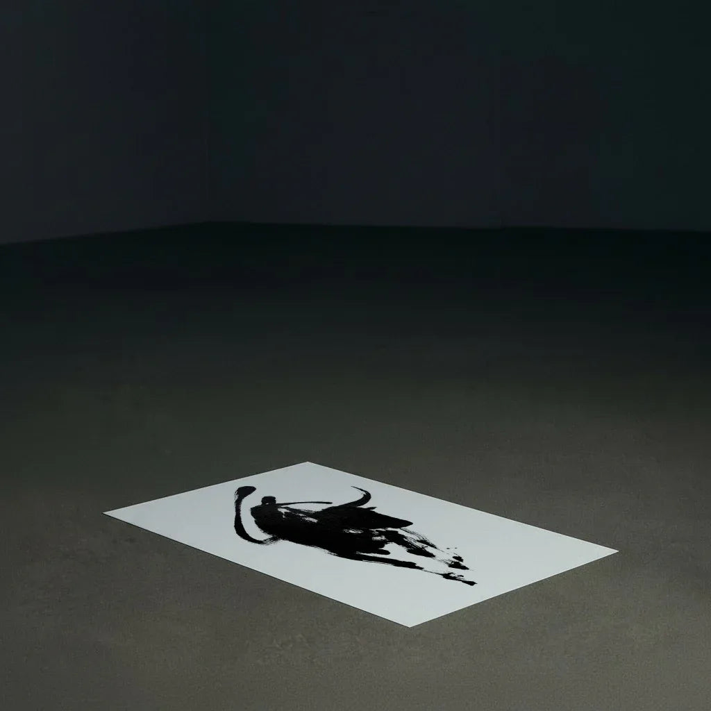 Bullen Poster von The Secret Gallery mit kunstvollem schwarzem Design auf weißem Hintergrund