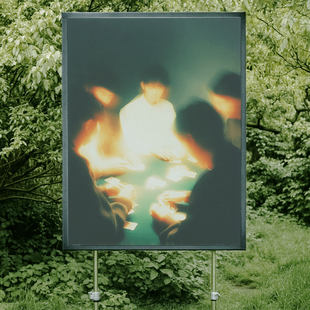 Karten spielen Poster in künstlerischem Stil mit verschwommenen Figuren am Tisch im Freien