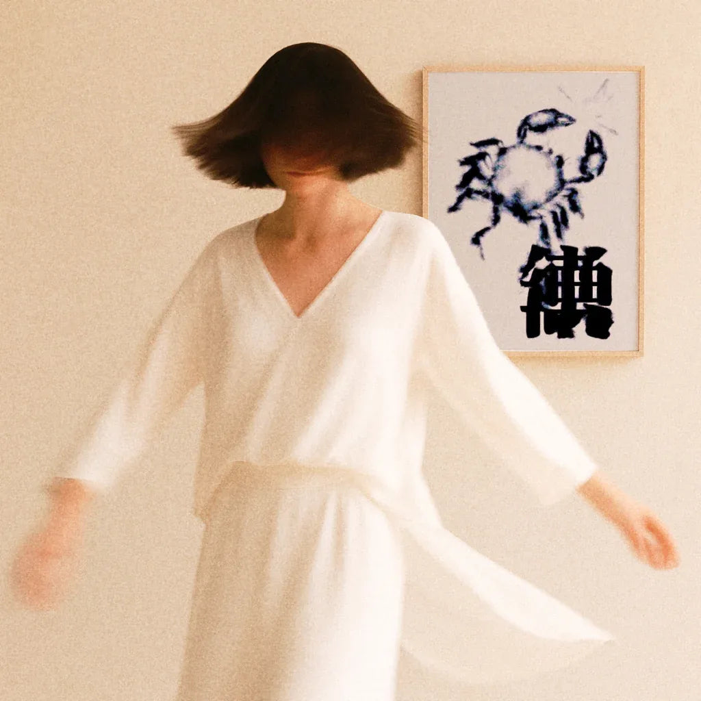 Krabben-Nebel Poster im Hintergrund einer Person in einem weißen Outfit, die sich bewegt