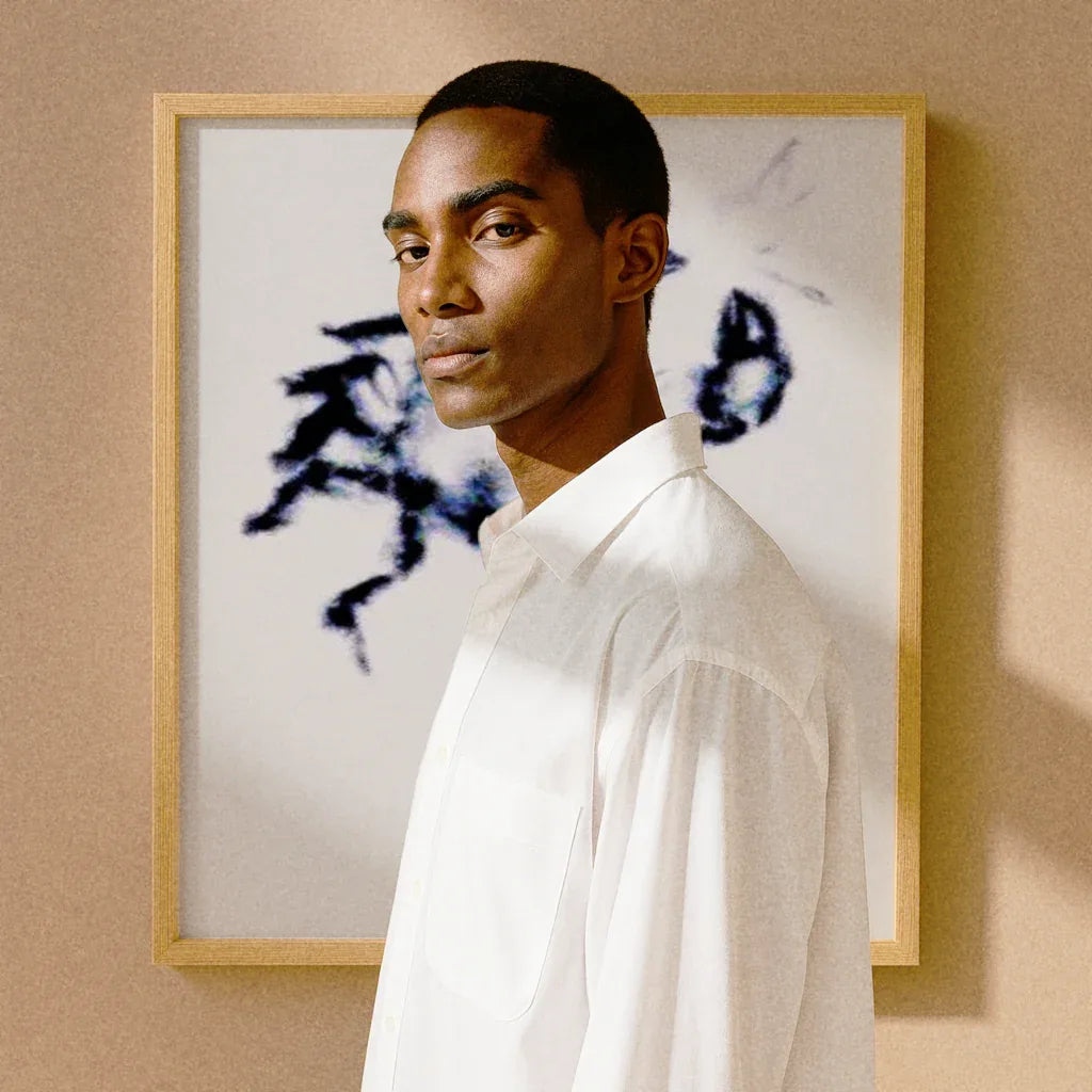 Künstlerisches Krabben-Nebel Poster im modernen Rahmen hinter einem Mann in weißem Hemd