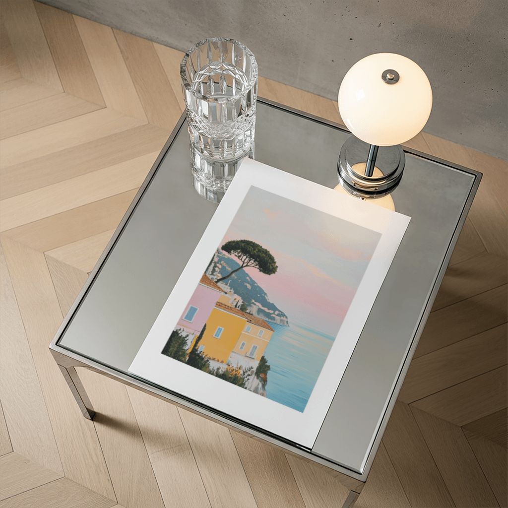 Küsten-Poster Pastell von The Secret Gallery auf einem Tisch mit modernen Dekorationsgegenständen