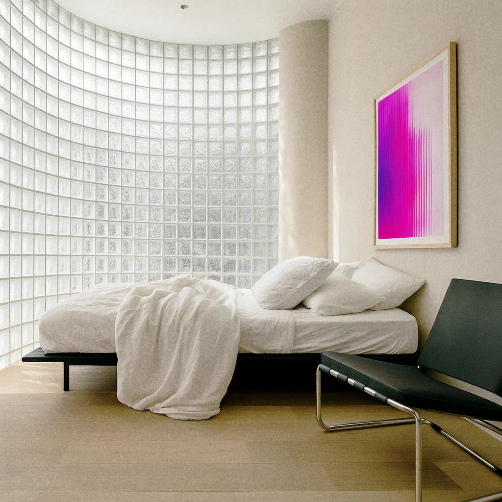 Magenta Poster abstrakt im Schlafzimmer über einem modernen Bett vor einer Glaswand