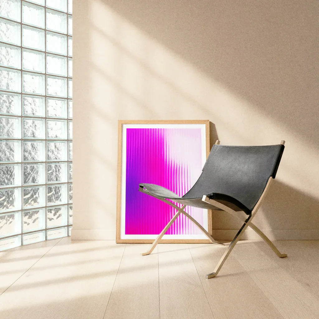Magenta Poster Abstrakt in einem modernen Rahmen neben einem eleganten Stuhl im Raum mit natürlichem Licht
