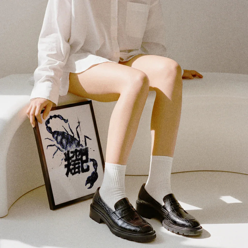 Moderne Skorpion Poster von The Secret Gallery, stilvoll präsentiert neben einer Person in modischer Kleidung