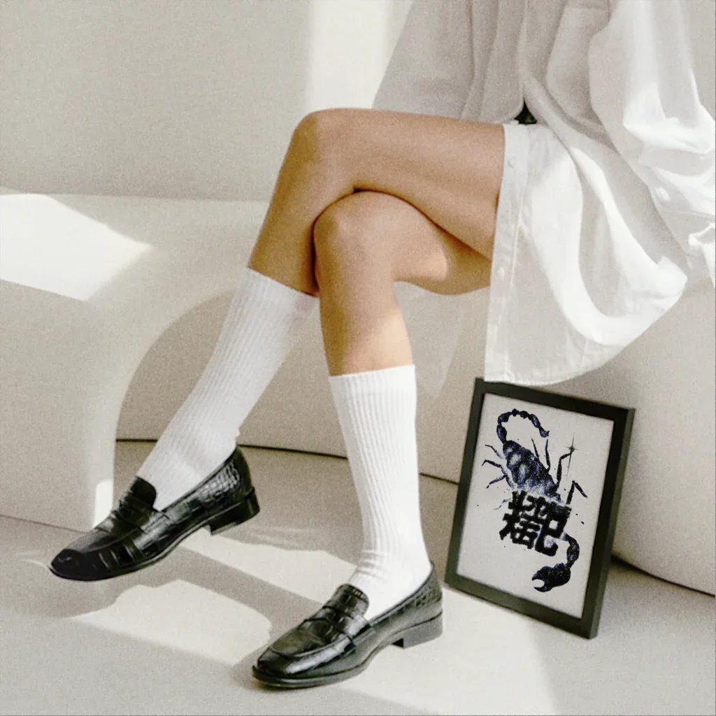 Moderne Skorpion Poster von The Secret Gallery, stilvoll gerahmt mit eleganten Schuhen und Socken