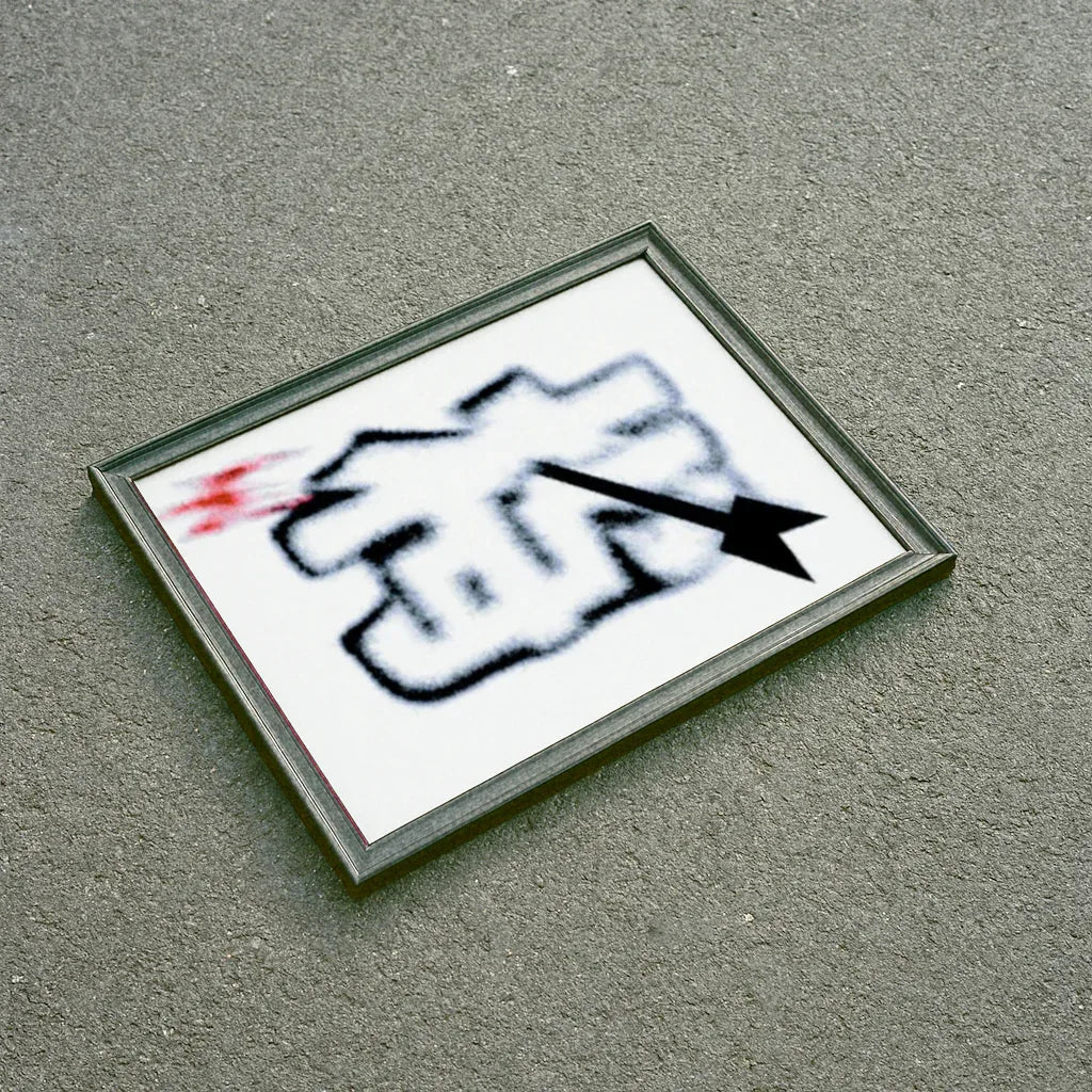 Modernes Poster abstrakt mit einem grafischen Design und einem markanten Pfeil in einem Rahmen