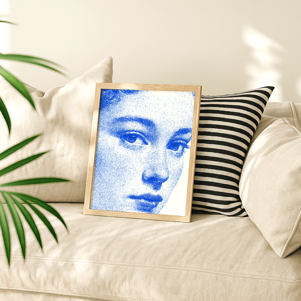 Modernes Kunstposter blau mit einem stilisierten Porträt einer Frau in einem Holzrahmen