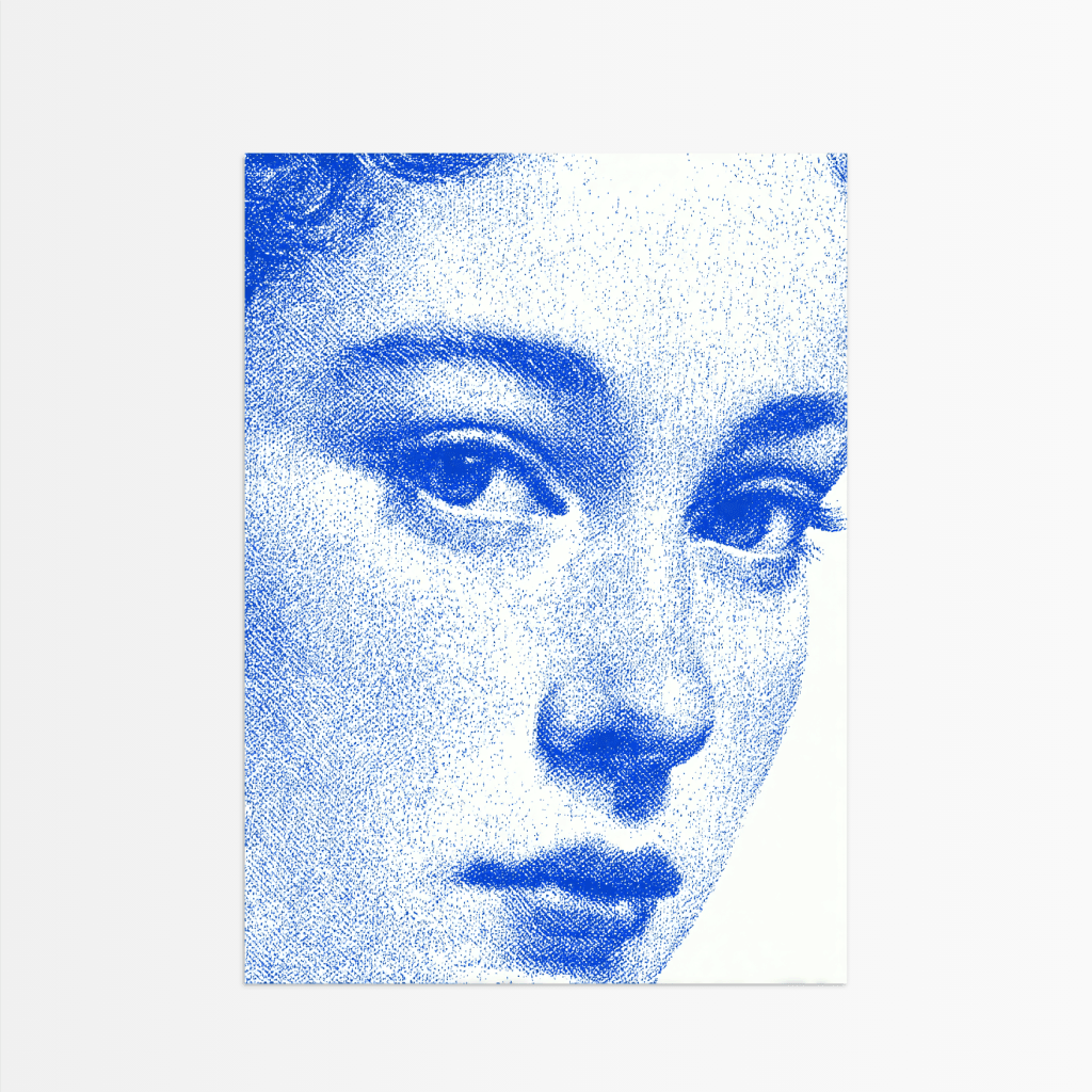 Modernes Kunstposter blau mit einem Porträt des Gesichts einer Frau in lebendigen blauen Tönen