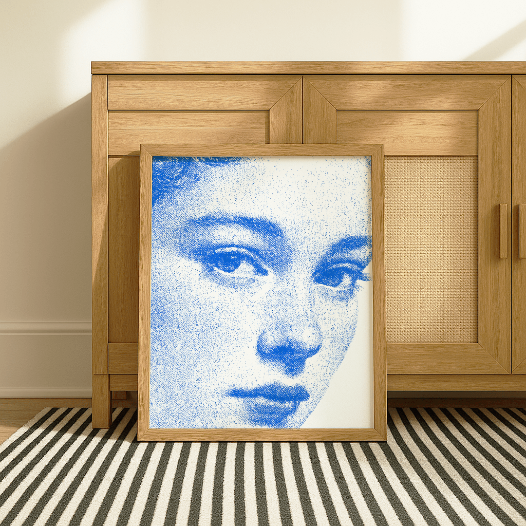 Modernes Kunstposter blau mit einem Portrait einer Frau in einem Holzrahmen auf einem Teppich