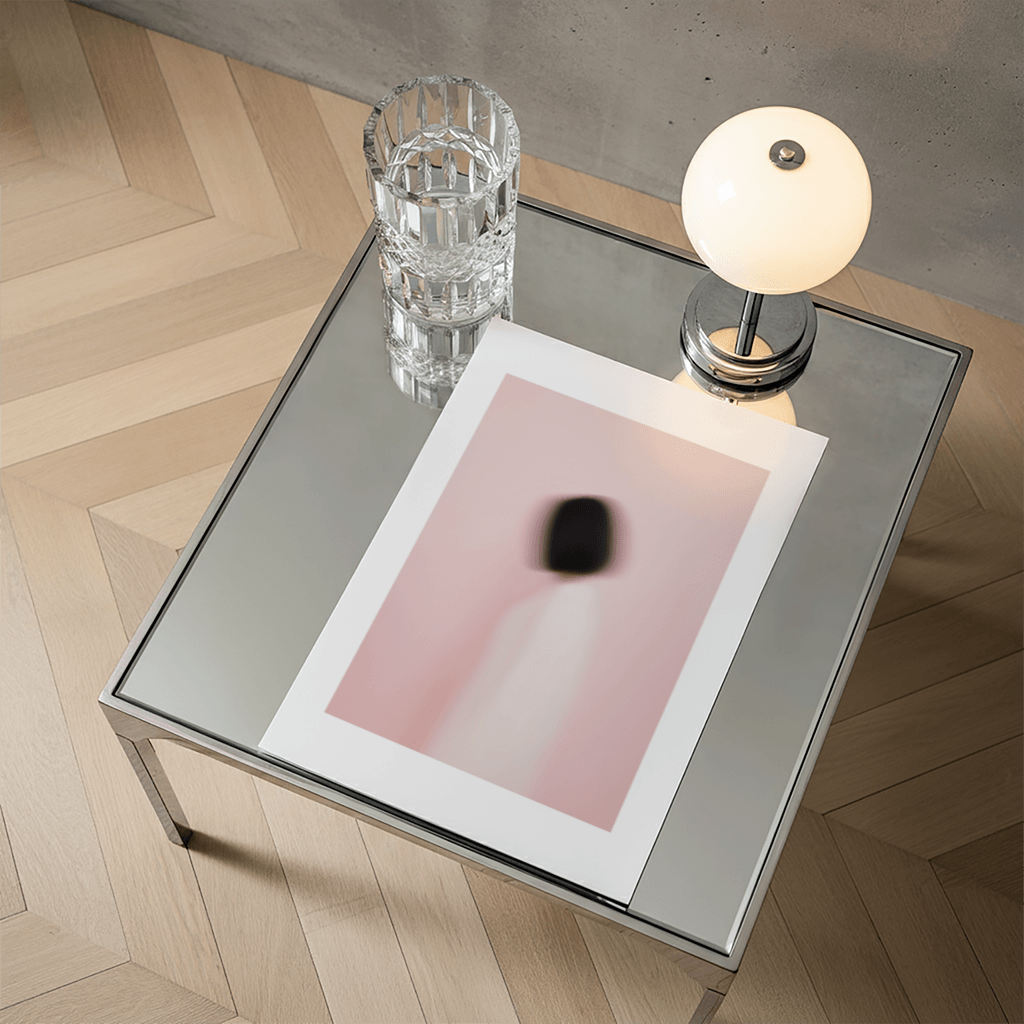 Modernes Poster abstrakt auf einem Tisch, umgeben von Dekoration und Lichtquelle