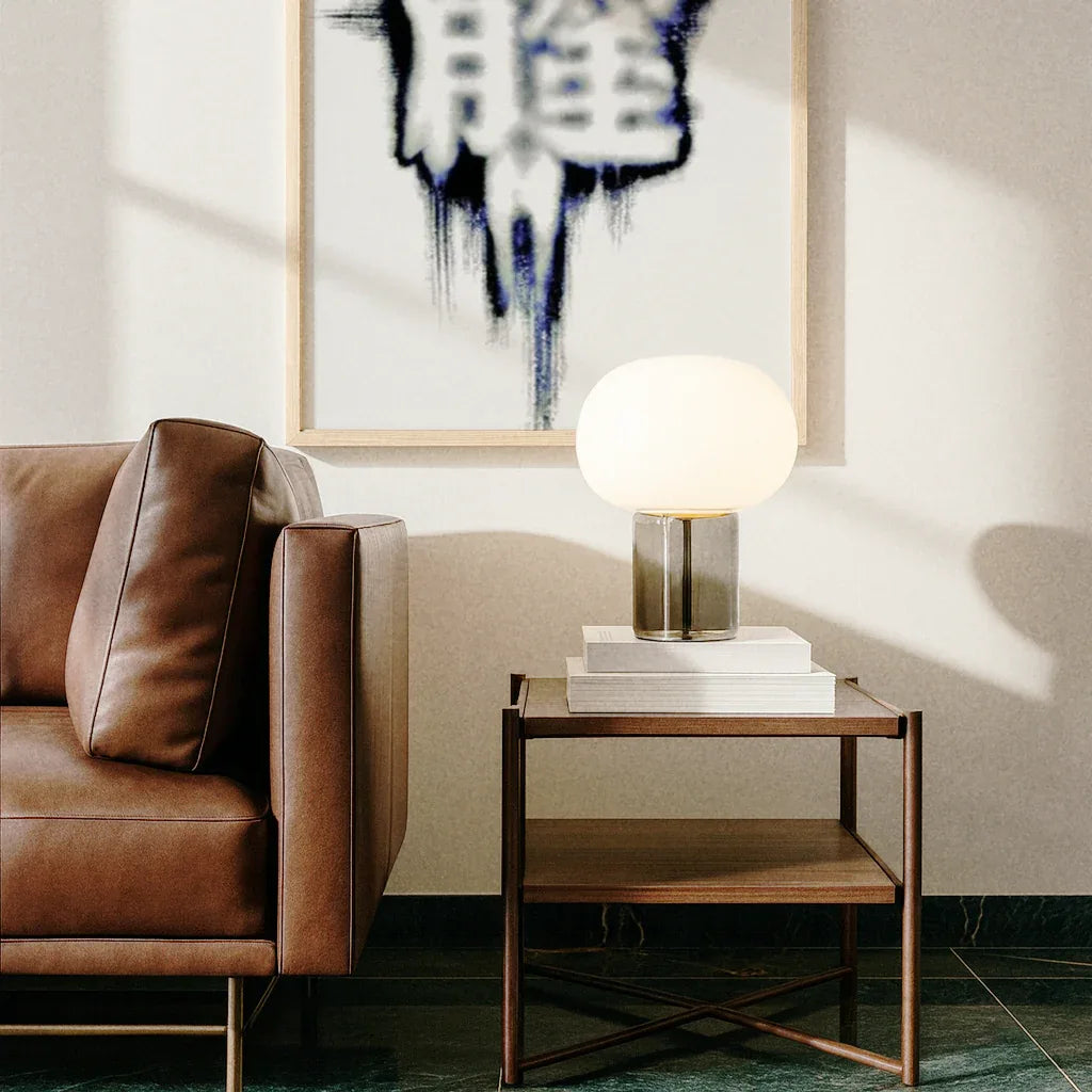 Modernes Poster abstraktes Design in stilvollem Raum neben einer Sofaecke und einer modernen Lampe