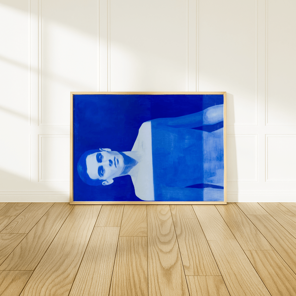 Modernes Poster blauer Mann mit abstraktem Design in einem hellen Wohnraum präsentiert