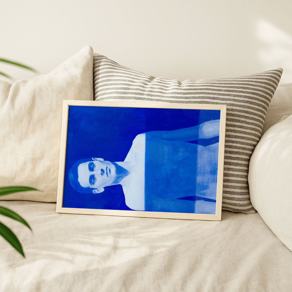 Modernes Poster blauer Mann in einem Holzrahmen auf einem Sofa mit Kissen