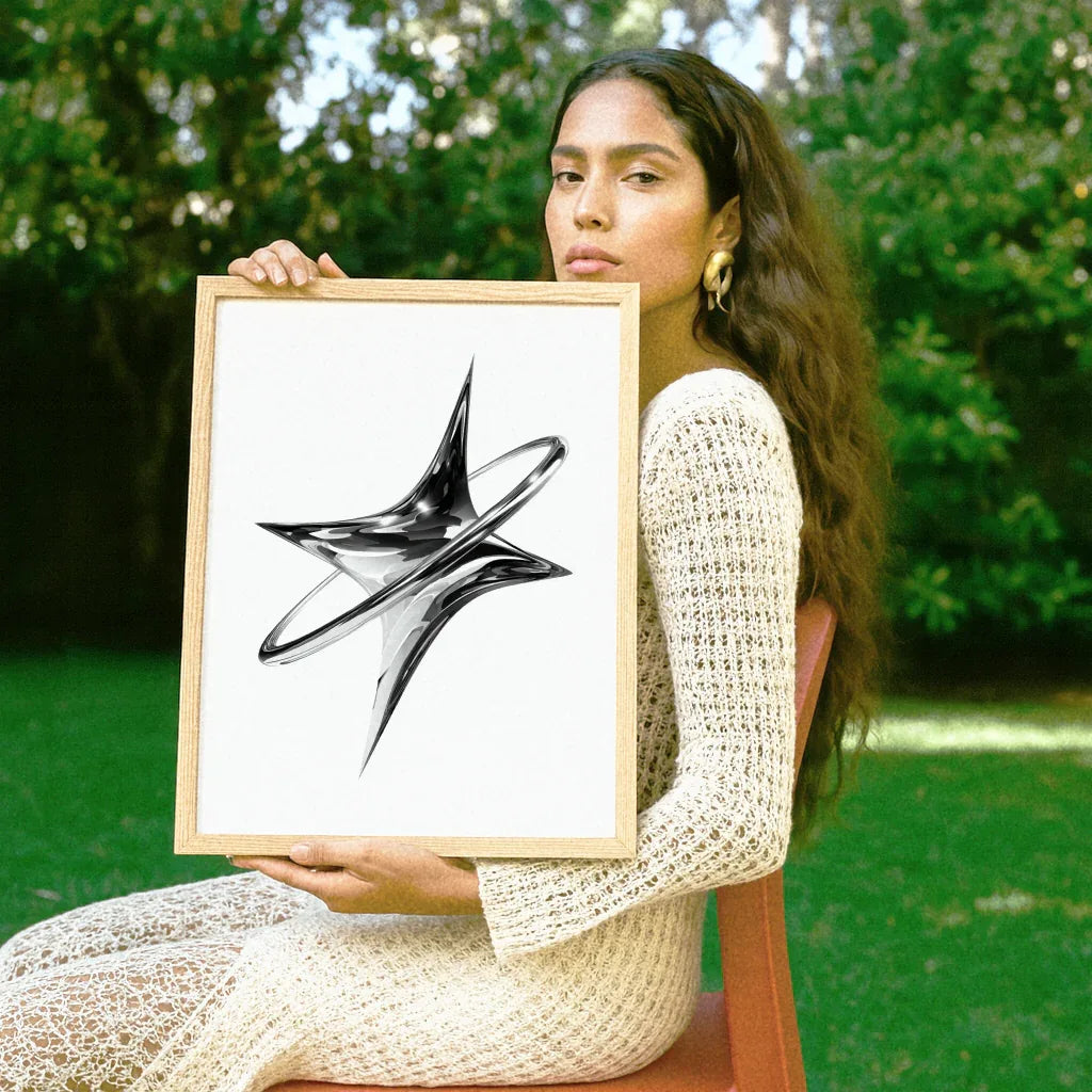 Frau hält ein modernes Poster Chrome Orbit mit einem kunstvollen Design in einem Garten