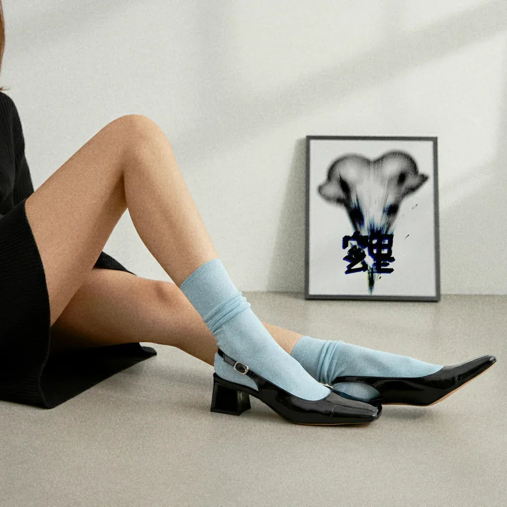 Modernes Poster Fade Away von The Secret Gallery im Hintergrund eines stilvollen Raums