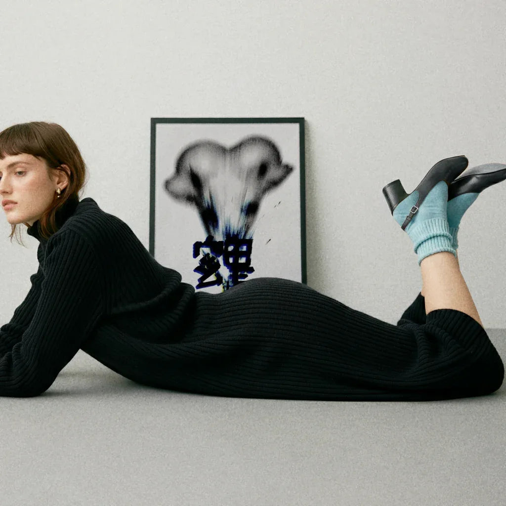 Modernes Poster Fade Away in Schwarz-Weiß, stilvoll in einem minimalistischen Raum platziert