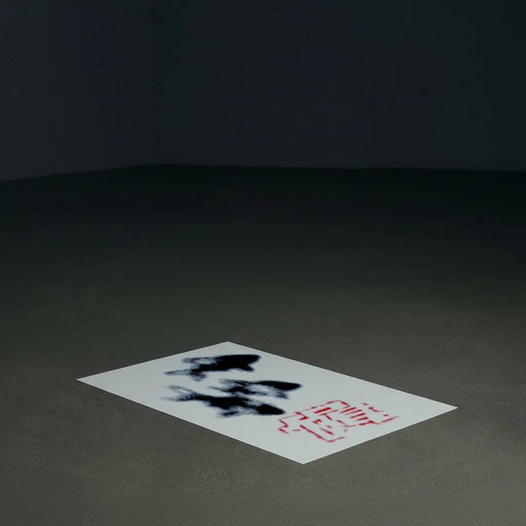 Modernes Poster Fische von The Secret Gallery auf einem dunklen Boden platziert