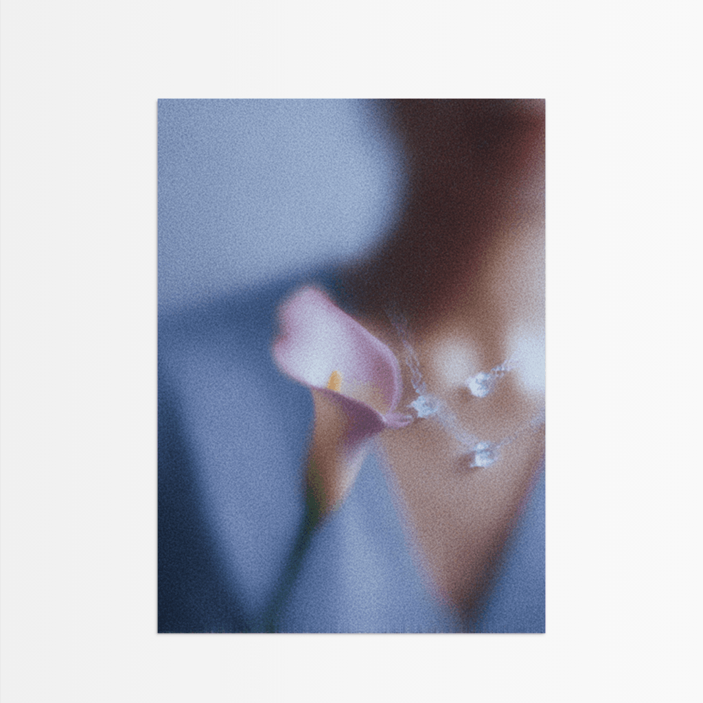 Modernes Poster Frau mit Calla, das eine sanfte Darstellung einer Frau mit Blume zeigt