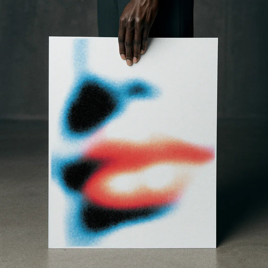 Hand hält ein modernes Poster Heat Haze mit abstrakten Farben in Blau und Rot