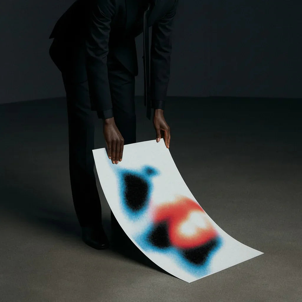 Modernes Poster Heat Haze mit künstlerischem Design in Schwarz, Blau und Rot von The Secret Gallery