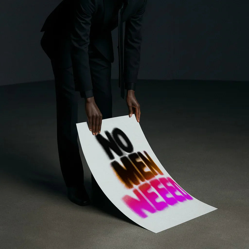 Modernes Poster No Men Need in lebhaften Farben, gehalten von einer Person in eleganter Kleidung