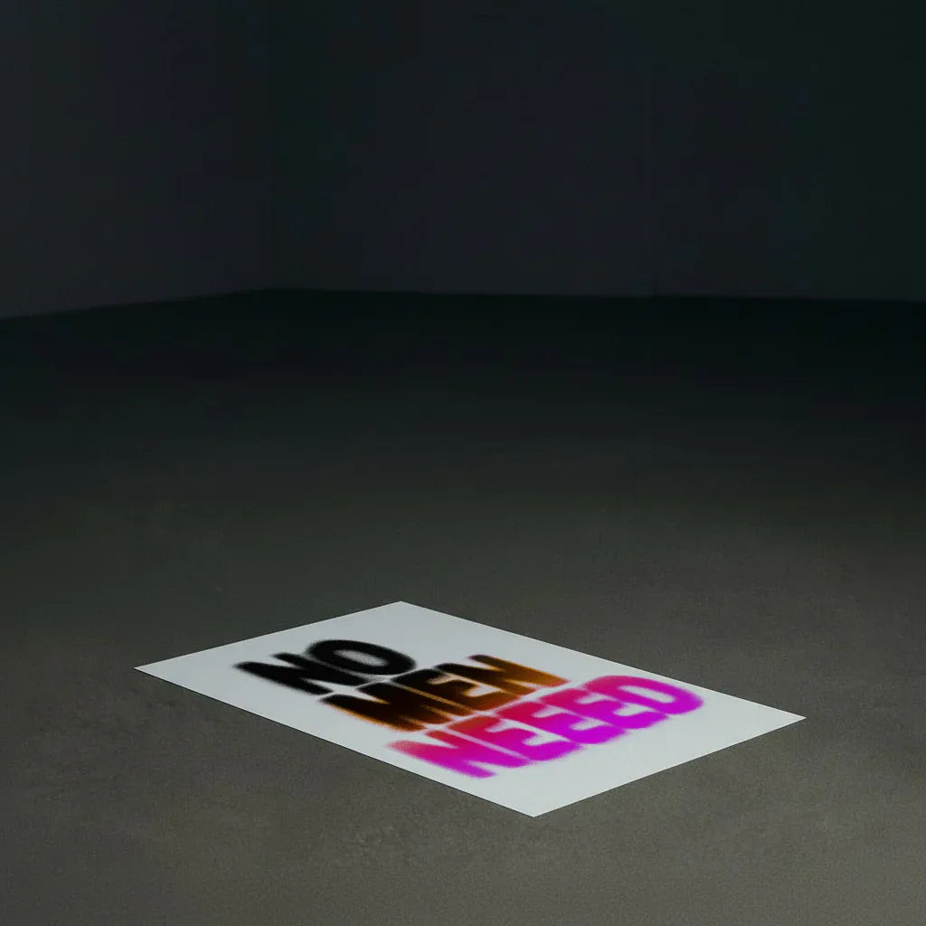 Modernes Poster No Men Need von The Secret Gallery mit einem kreativen Design auf mattem Hintergrund