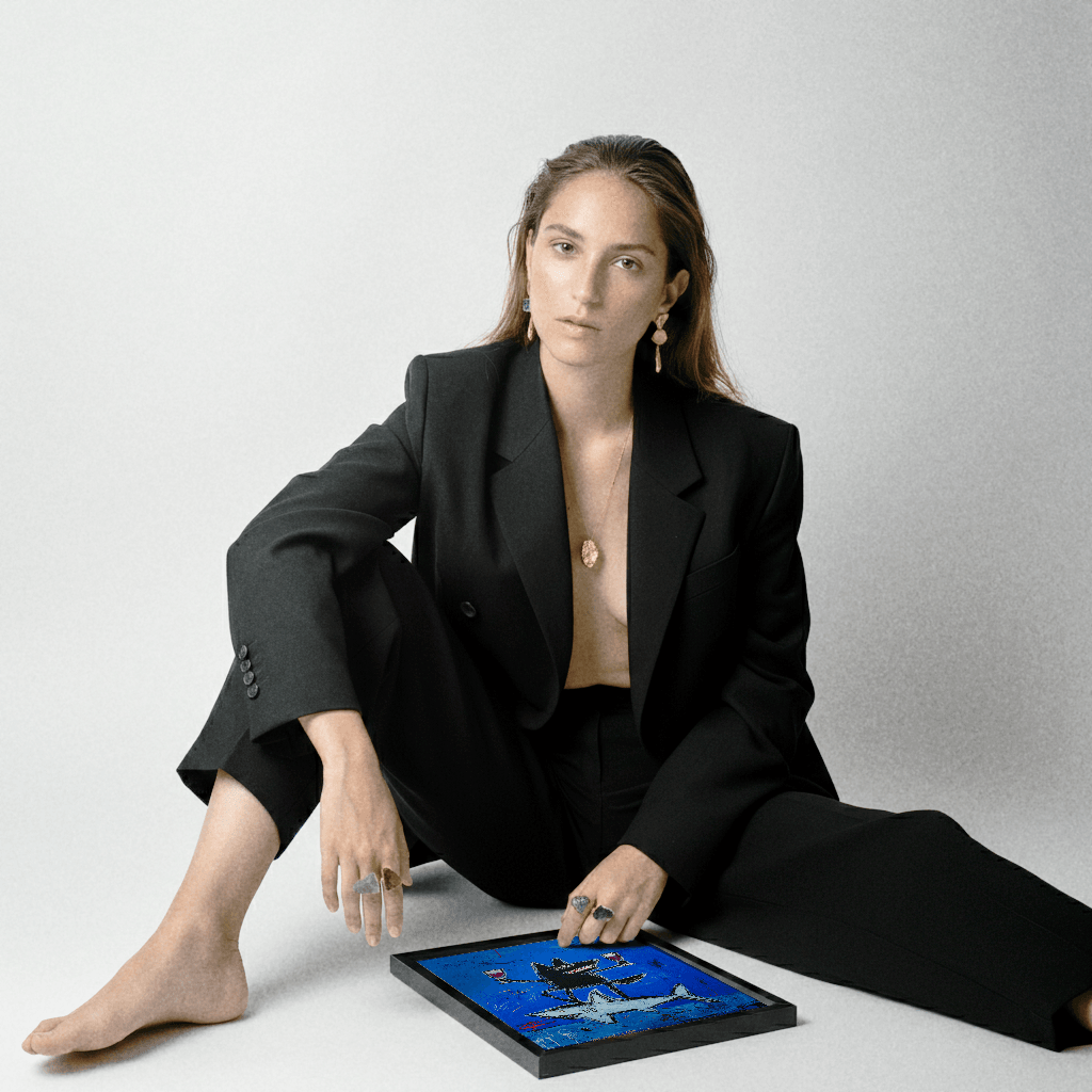 Moderne Frau in Anzug mit schwarzem Rahmen, der modernes Wolf und Hai Poster zeigt