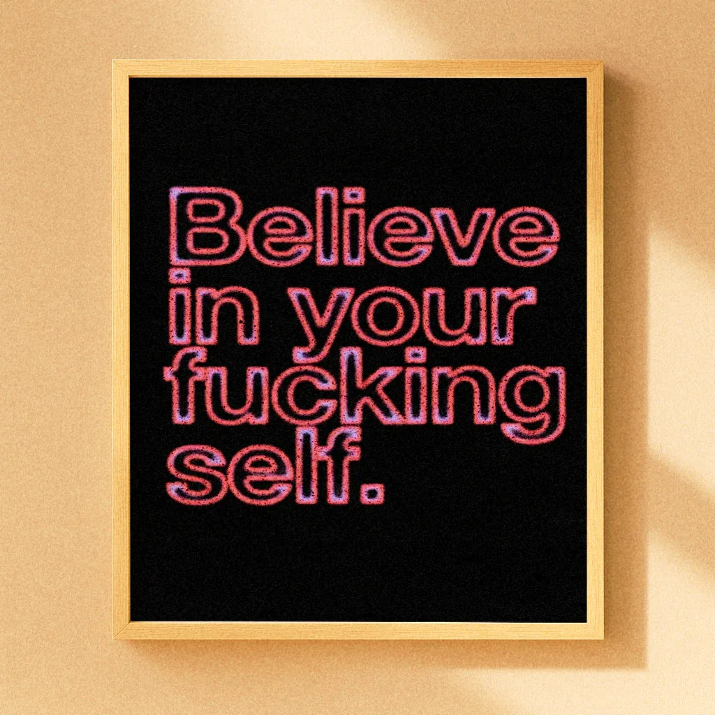 Motivationsposter Believe In You mit kraftvollem Schriftzug auf schwarzem Hintergrund für inspirierende Dekoration