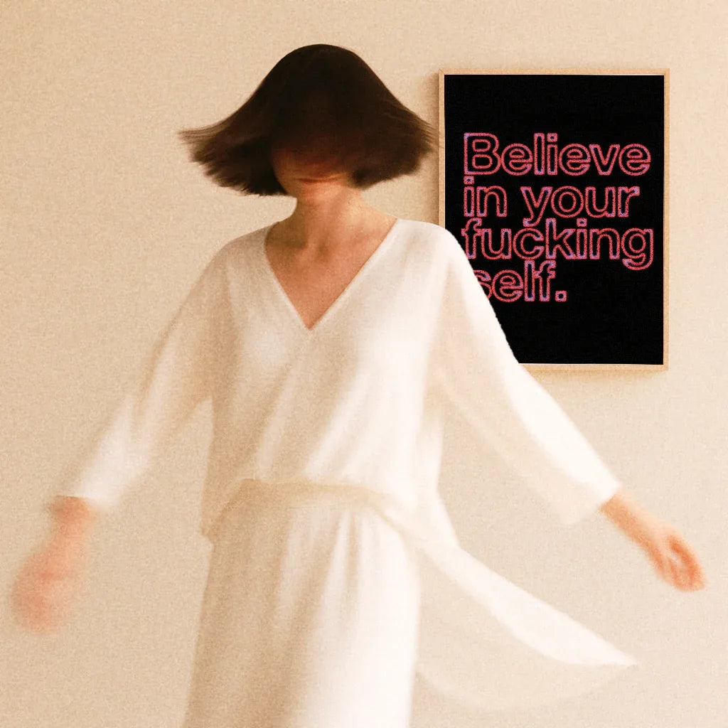 Motivationsposter Believe In You in einem modernen Rahmen mit einer Person im weißen Outfit im Vordergrund