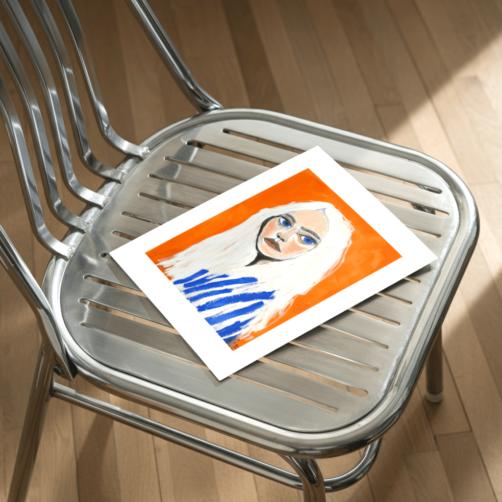 Porträt Kunstwerk von The Secret Gallery auf einem Metallstuhl mit orangefarbigem Hintergrund