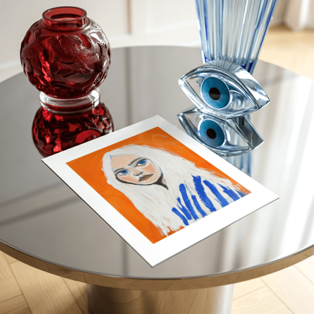 Porträt Kunstwerk von The Secret Gallery auf einem spiegelnden Tisch mit Dekorationen