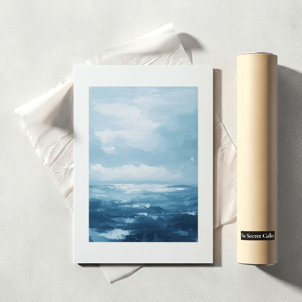 Poster abstrakte Wolkenlandschaft in Blau, präsentiert auf einer neutralen Oberfläche mit Versandrolle