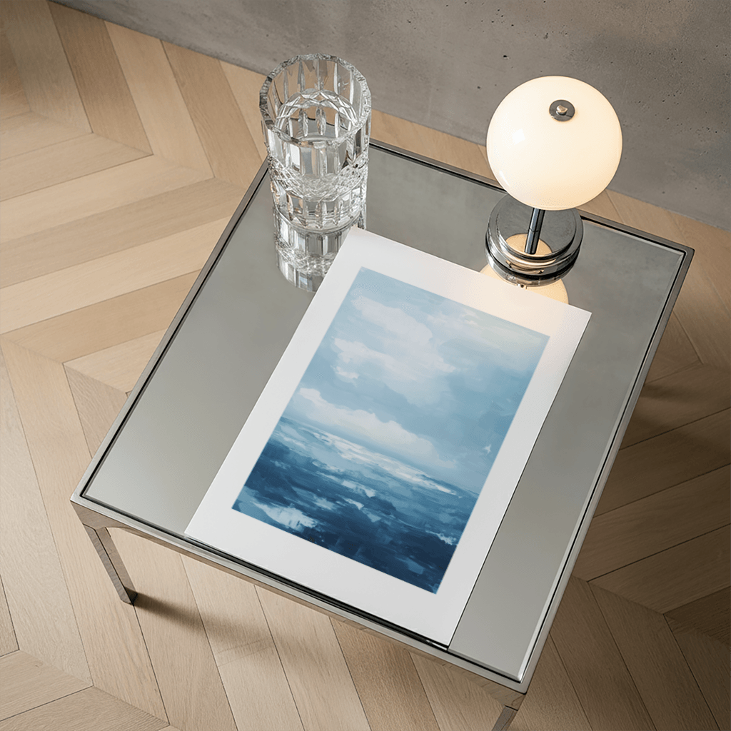 Poster abstrakte Wolkenlandschaft in Blau auf einem modernen Tisch mit Glas und Lampe