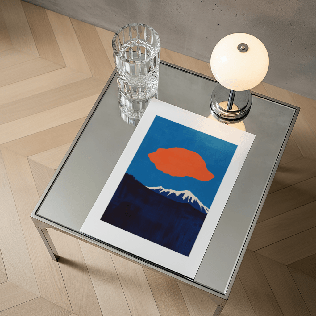 Poster abstraktes Bergmotiv auf einem Tisch mit einer Designlampe und einem Glas Wasser