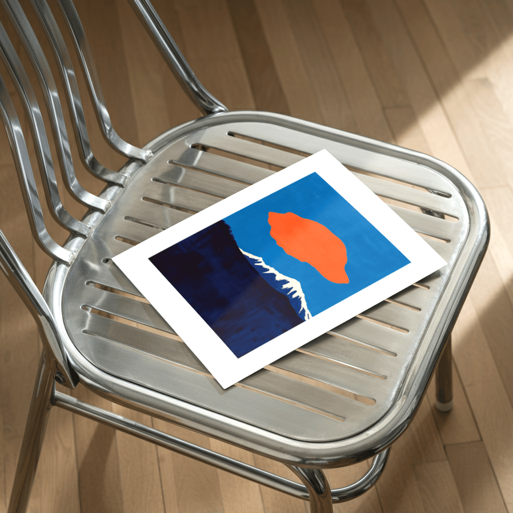 Poster abstraktes Bergmotiv auf einem modernen Stuhl mit lebhaften Farben