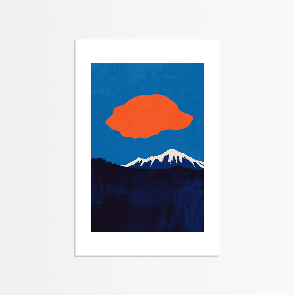 Poster abstraktes Bergmotiv mit kräftigen Farben und künstlerischem Wolken-Design