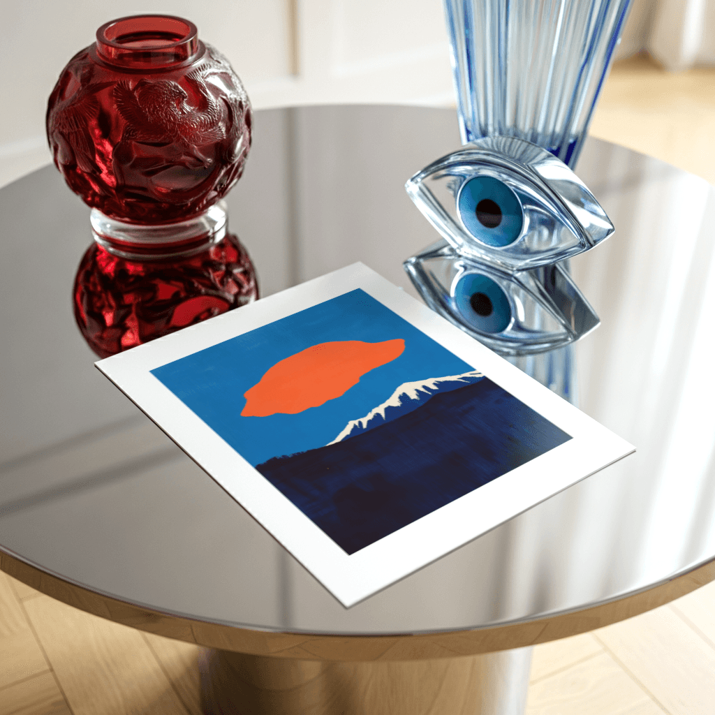 Poster abstraktes Bergmotiv auf einem Tisch neben dekorativen Objekten und einem roten Glasbehälter