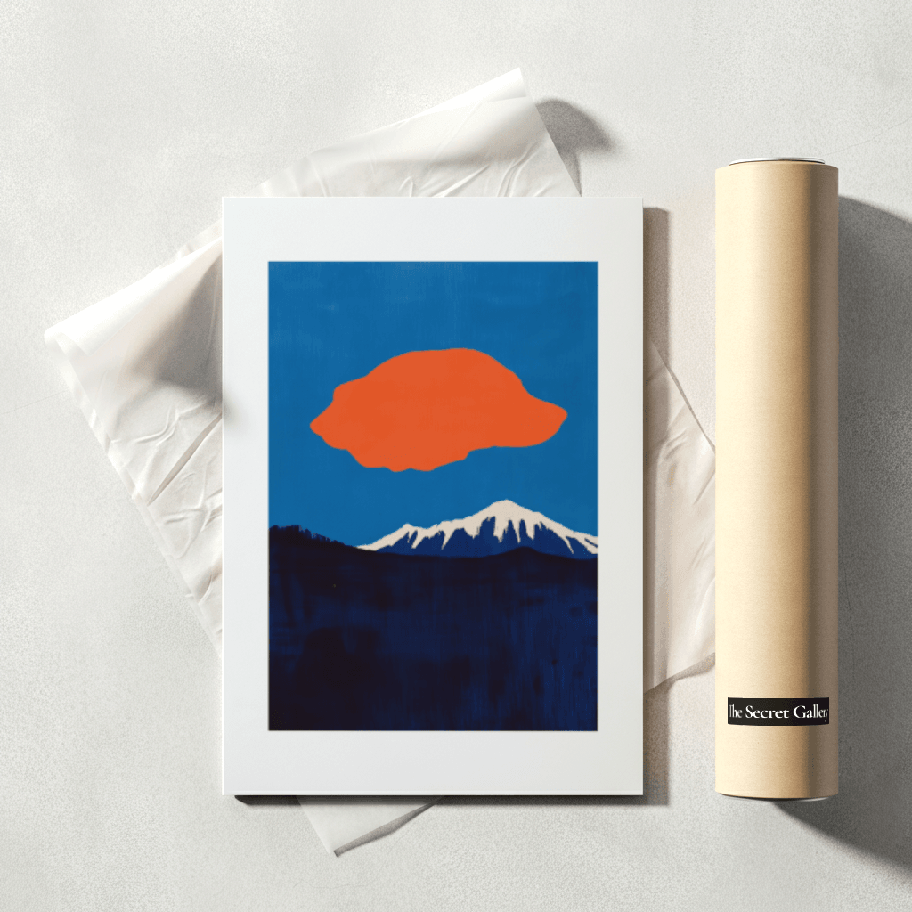 Poster abstraktes Bergmotiv mit orangefarbener Wolke über schneebedeckten Gipfeln