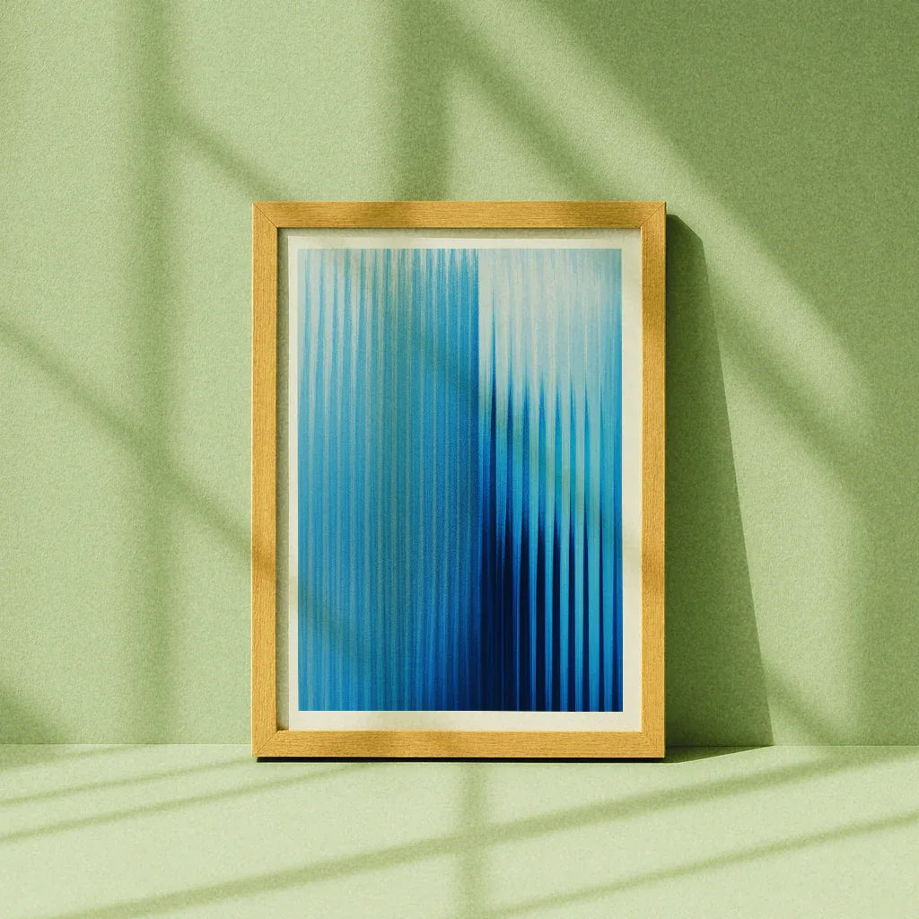 Poster blaues Design mit vertikalen Streifen in verschiedenen Blautönen in einem Holzrahmen