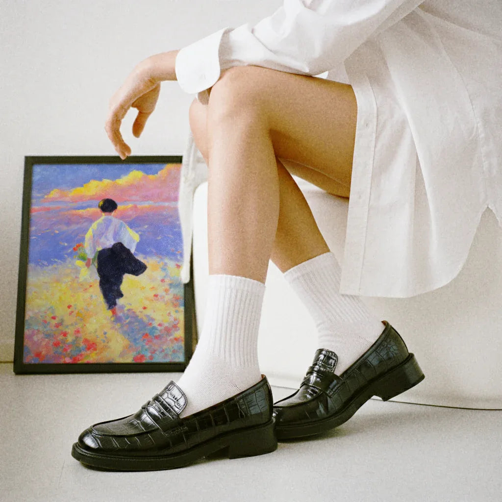 Poster Golden Path mit lebendigen Farben, das eine Person auf einem malerischen Weg zeigt