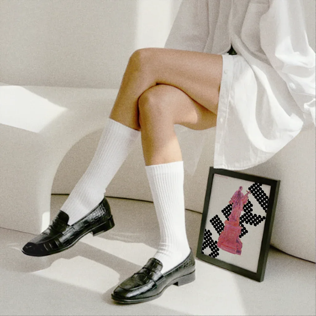 Poster Heiliger modern mit stilvollem Design, präsentiert neben stilvollen Schuhen und Socken