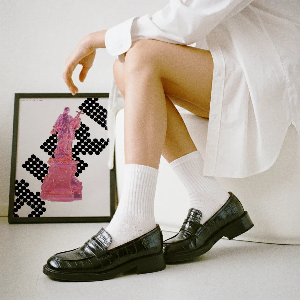 Modernes Poster Heiliger von The Secret Gallery, präsentiert mit stilvollem Outfit und eleganten Schuhen