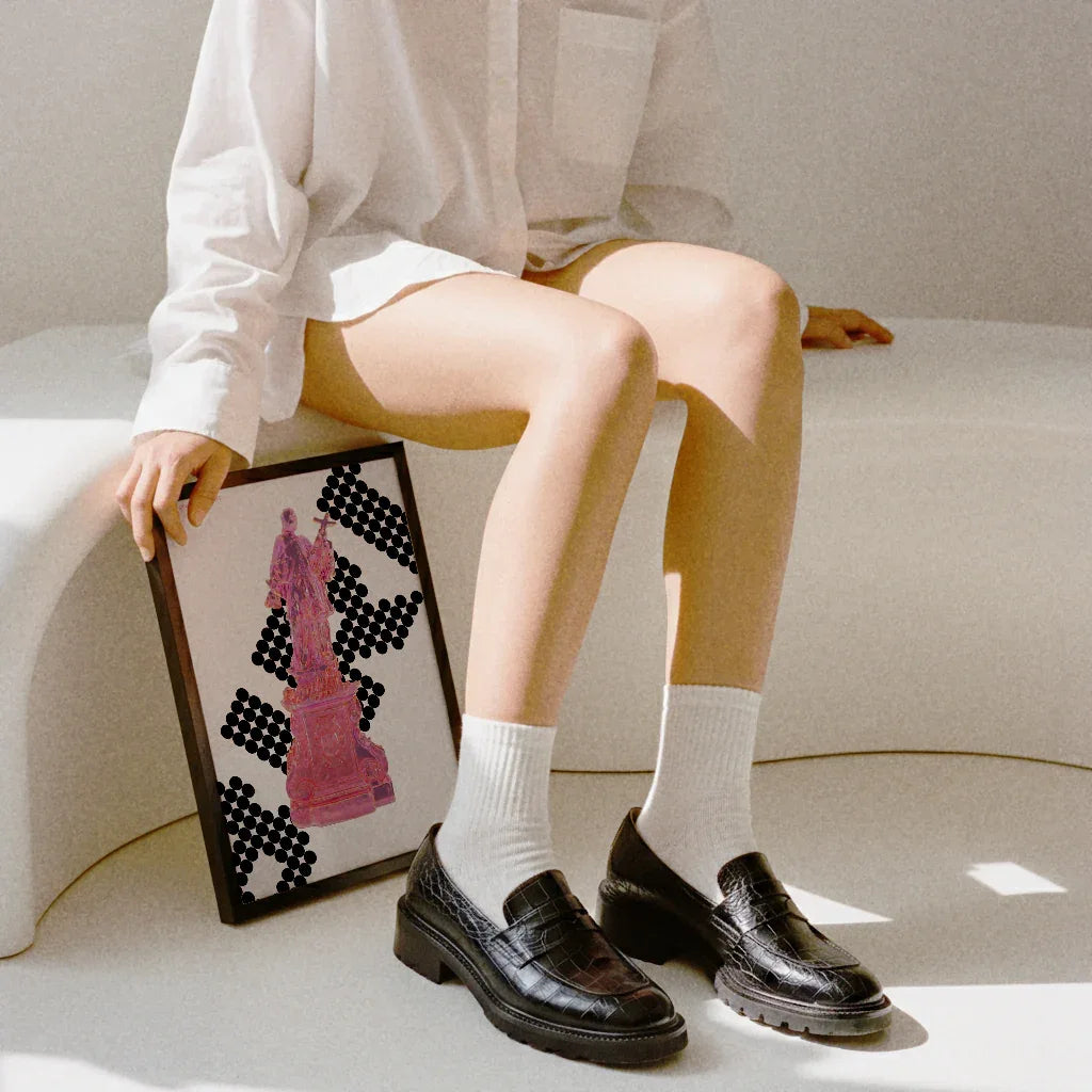 Moderne Poster Heiliger von The Secret Gallery mit pinkem Design und grafischen Elementen