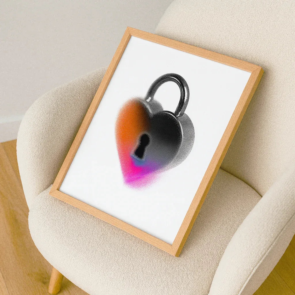 Poster Herzschloss in einem Rahmen, das auf einem Sessel steht und kreative Akzente setzt