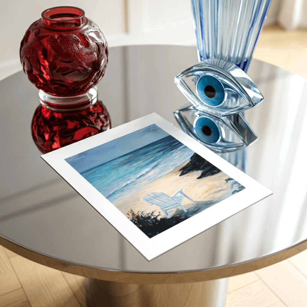 Poster Meerblick mit Strandstuhl vor blauem Wasser und dekorativen Vasen auf dem Tisch