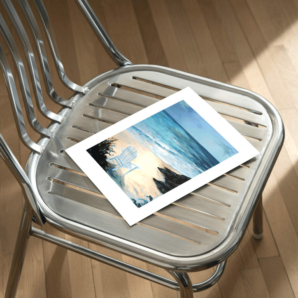 Poster Meerblick mit hellblauem Stuhl am Strand auf einem Metallstuhl liegend